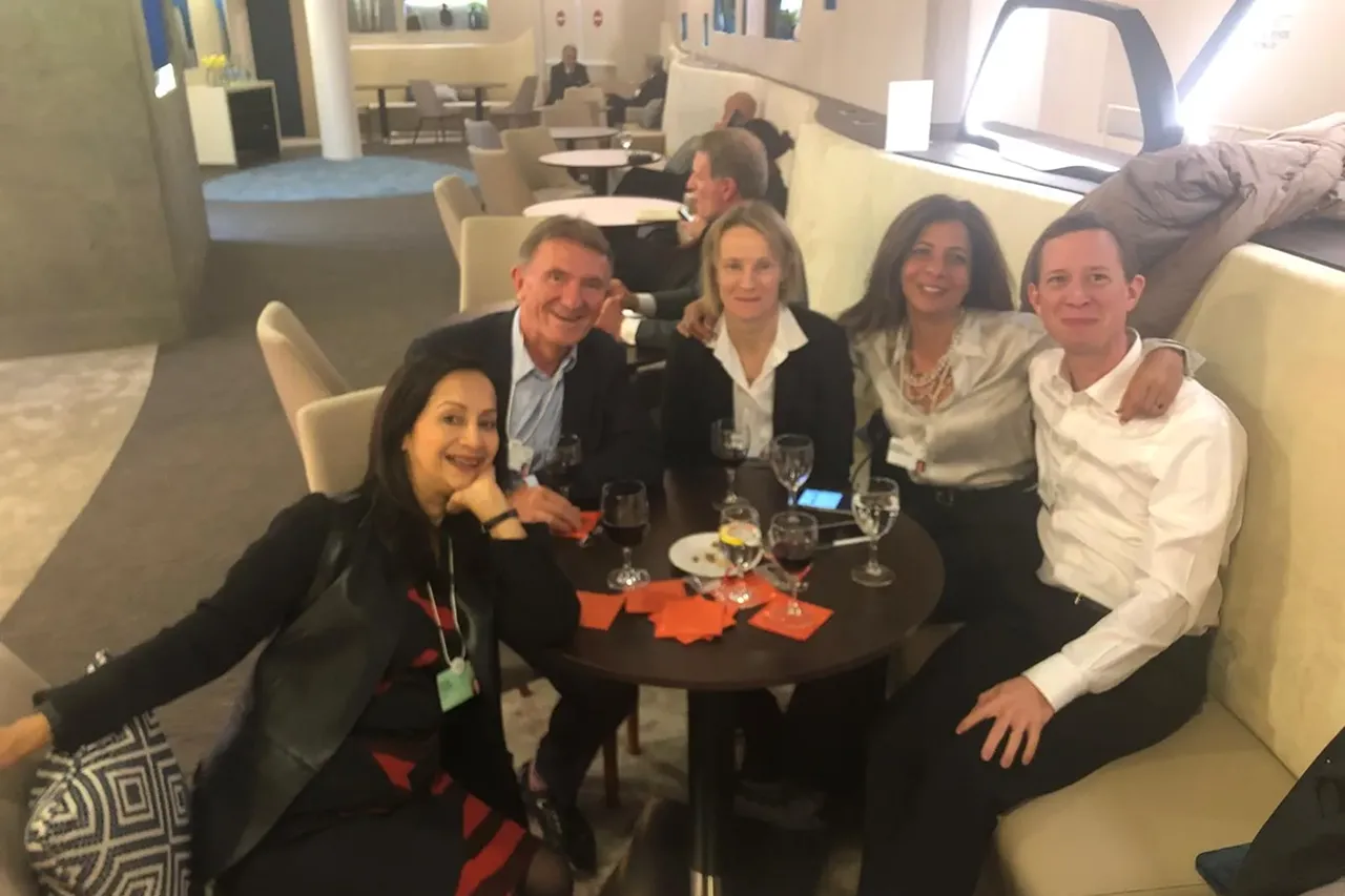 Unwinding after a full day of meetings at the World Economic Forum in Davos, with DHL CFO Melanie Kreis, former Board Member for DHL Express Ken Allen and his wife Gigi Allen, and Thomas Ogilvie, Member of the Corporate Board for Human Resources. A moment of pause amidst high-level global dialogue.